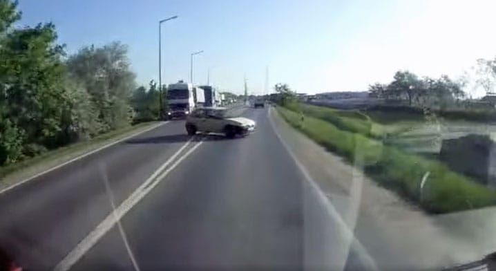 Videó: Nagyon észnél volt a mentőautó sofőrje, hogy megúszták a karambolt