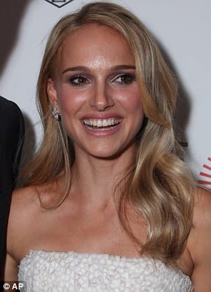 Így néz ki szőke, hosszú hajjal Natalie Portman