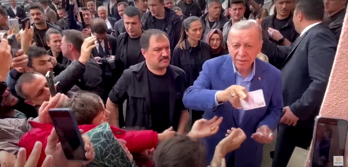 Erdogan szavazóhely előtt osztogatott készpénzt - videó