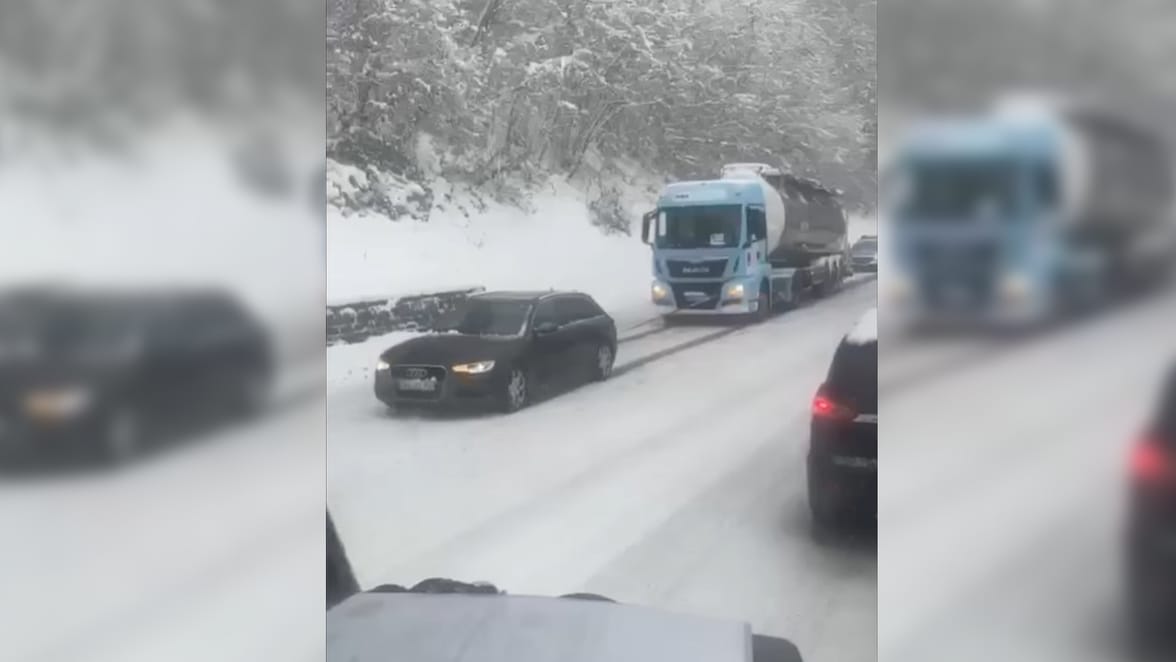 Audival húzták a tartálykocsit a havas emelkedőn – videó