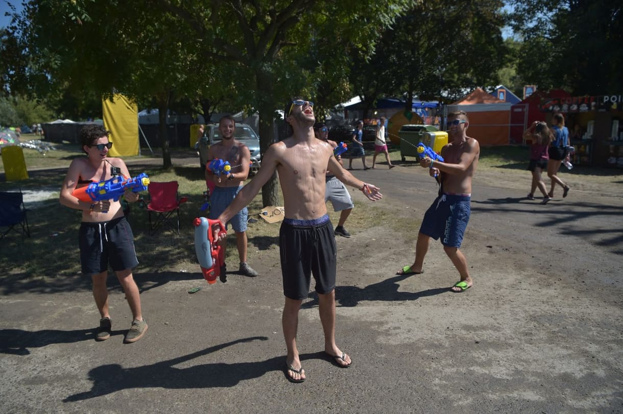 Megérkeztek az első szigetlakók