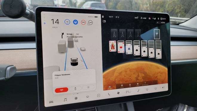 Máris vizsgálják a Tesla játékát, amit vezetés közben is lehet használni