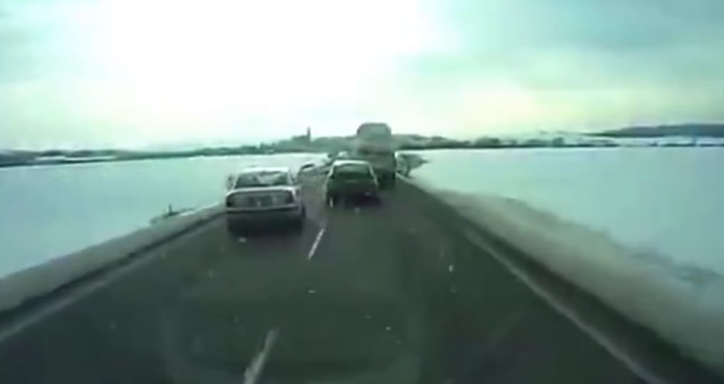 Íme a rossz előzés tökéletes iskolapéldája – videó