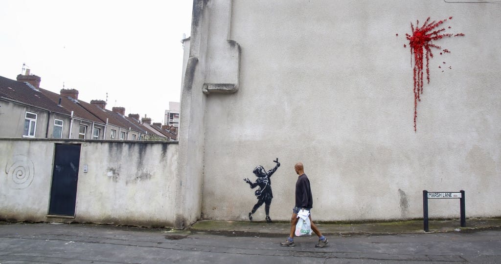 Megrongálták Banksy Valentin-napi művét