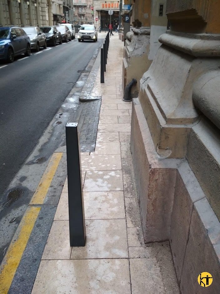 Elbontották az oszlopot a Reáltanoda utcai szuperkarcsú járdáról
