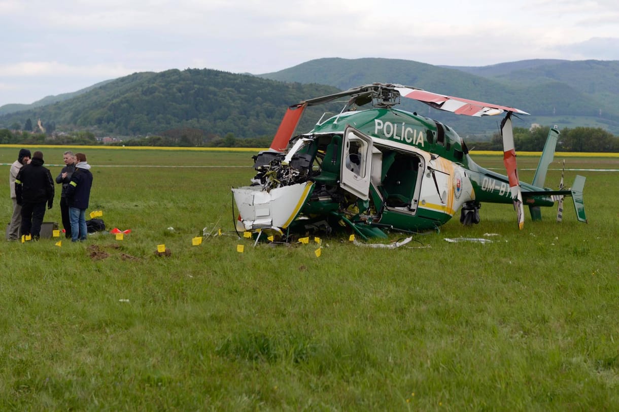 Lezuhant egy rendőrségi helikopter Eperjesen, két tűzoltó meghalt - fotók