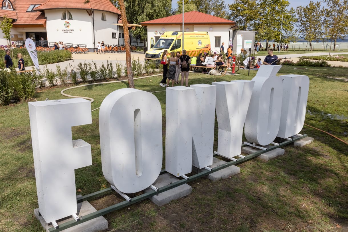Razzia volt egy fonyódi önkormányzati cégnél, több láda iratot foglaltak le a rendőrök