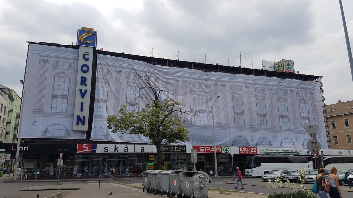 Megint hozzányúltak a Corvin áruházhoz – fotók