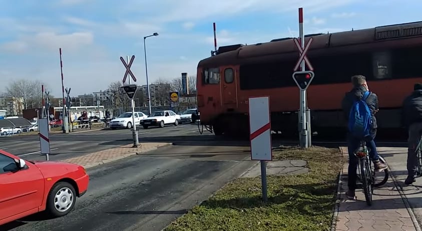 Nyitott sorompónál jött a vonat Győrben – videó