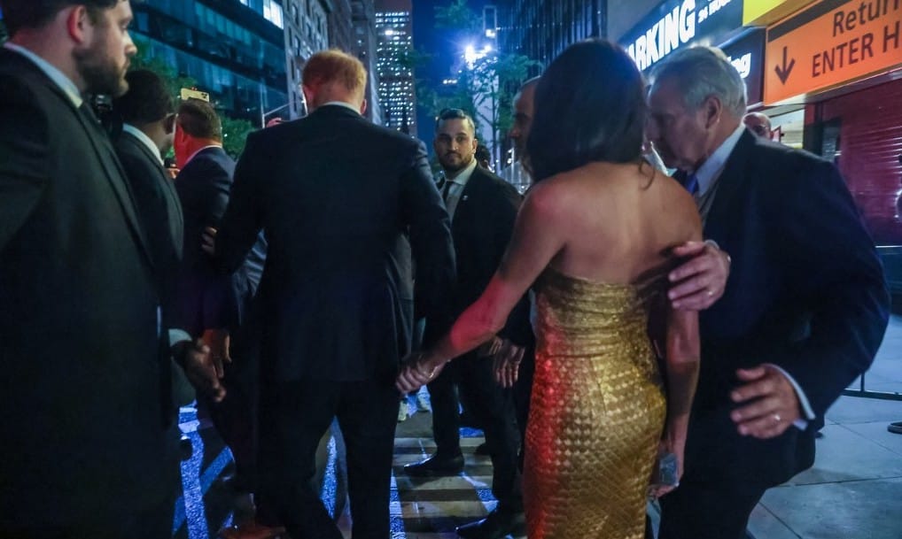 Alaposan kioktatta Harry herceget és Meghan Markle-t a fotóügynökség