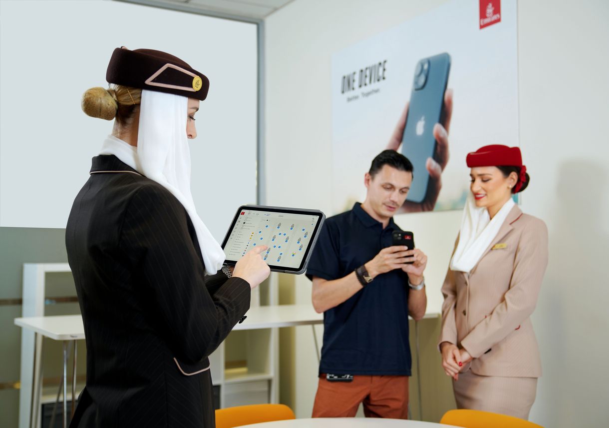 20 000 iPhone-t oszt szét az Emirates, hogy a repülő személyzete képben legyen minden utassal