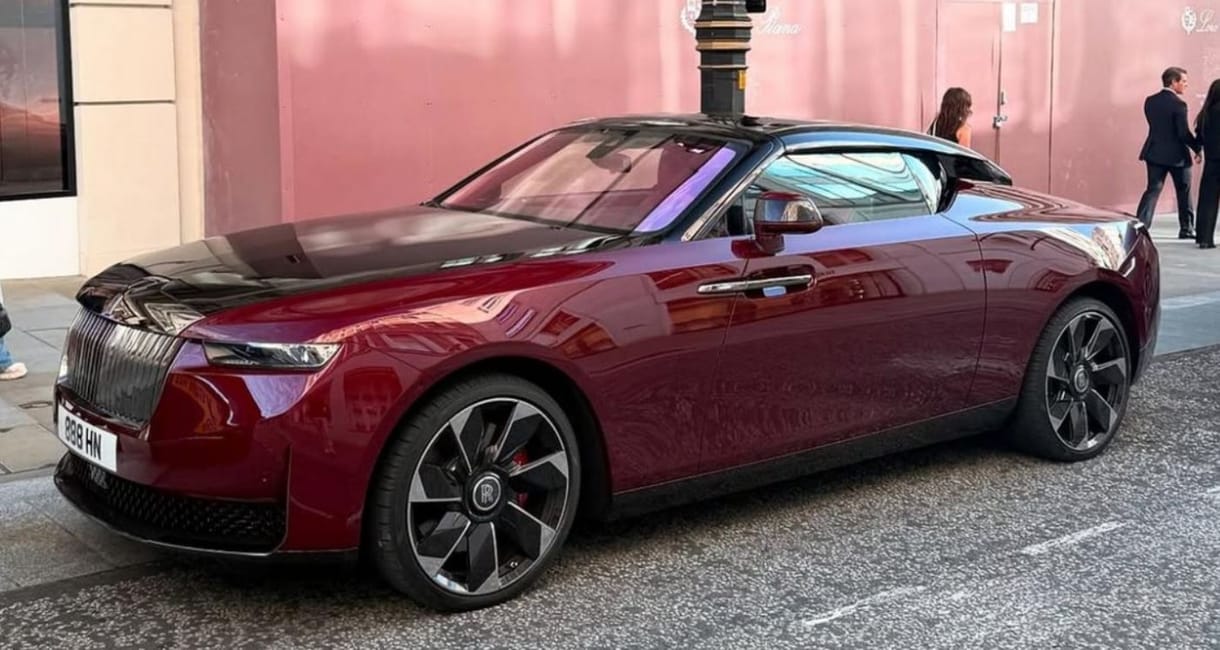 Még Londonban sem gyakori látvány egy kilencmilliárd forintos Rolls-Royce