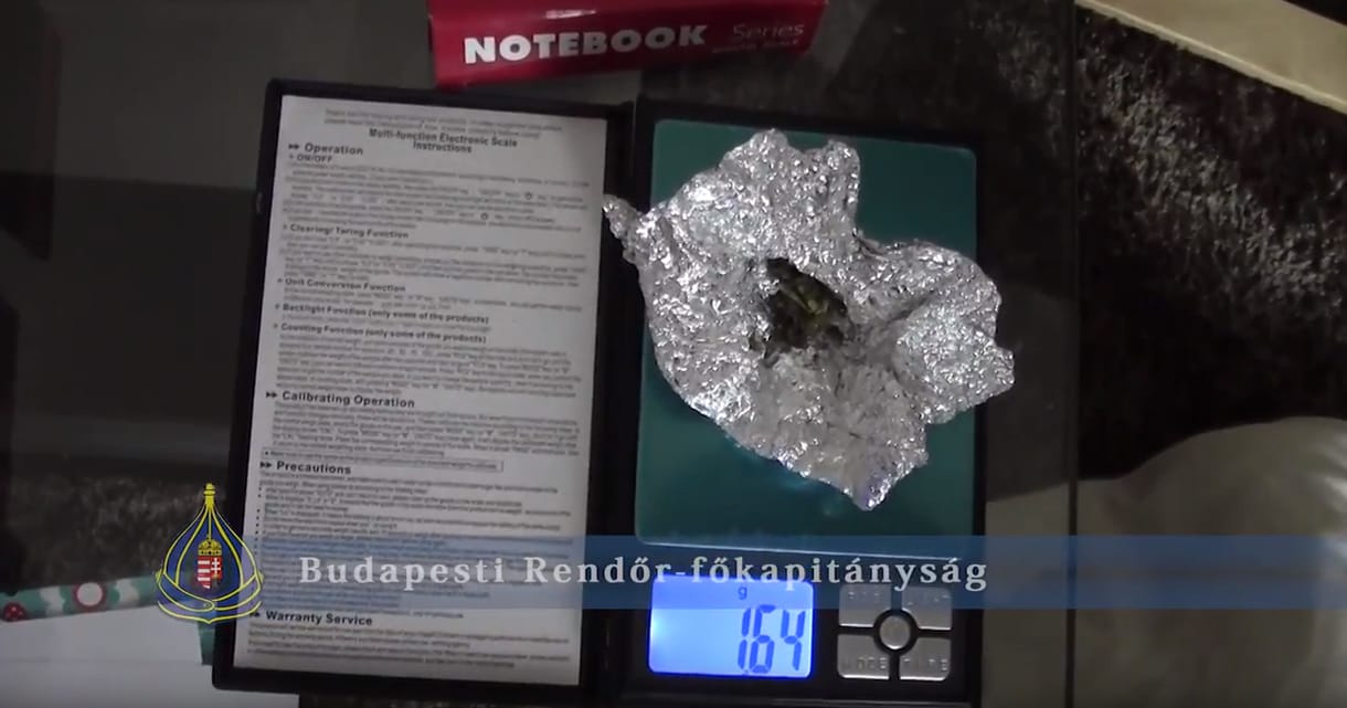 Rendőrnek öltözve, kamu házkutatással szereztek drogot, de aztán belefutottak pár valódi rendőrbe