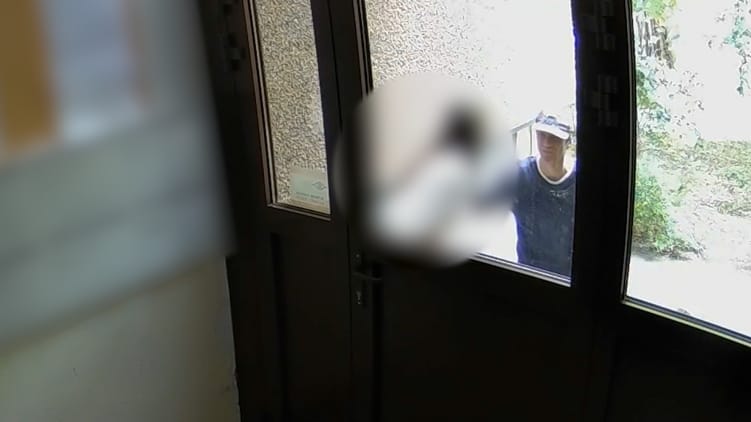 Videó alapján keresnek egy férfit, aki Kőbányán egy kapualjban kezdett fogdosni egy kislányt