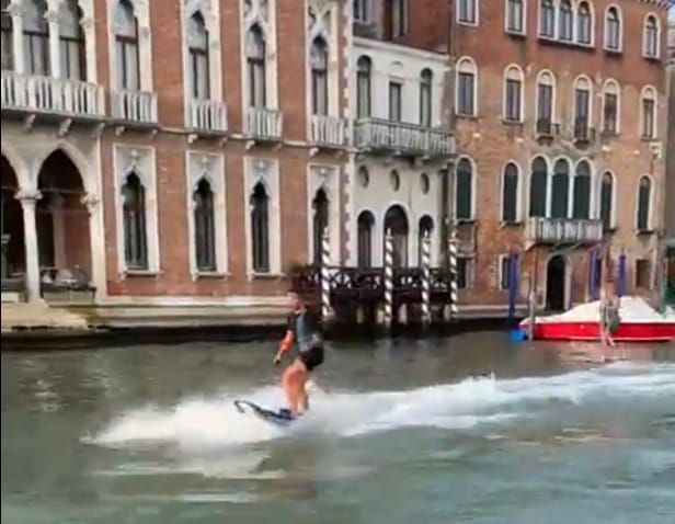 Elkapták azt a két turistát, akik a velencei Canal Grandén szörföztek