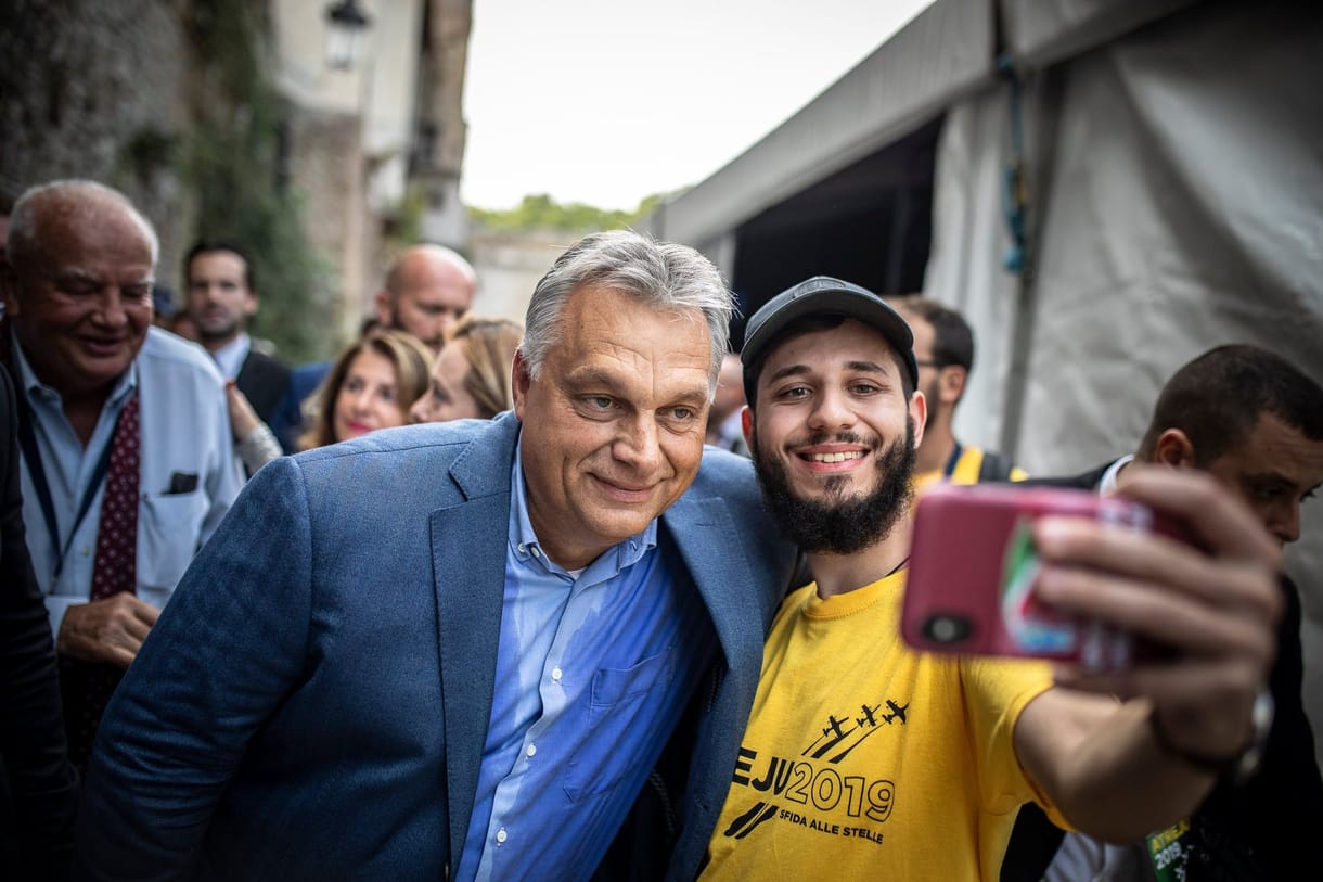 Istenítés-cunami: Irigylik a hívek az Orbánnal szelfiző olaszokat