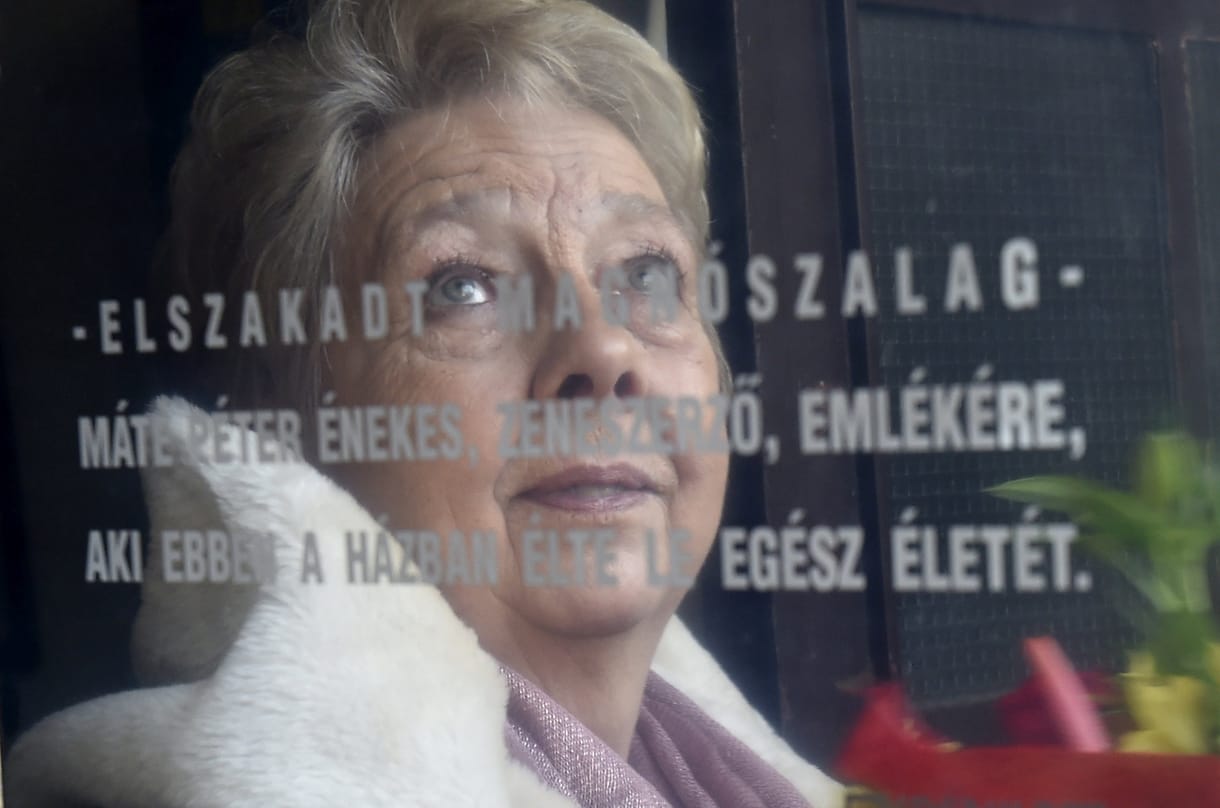 Elszakadt magnószalag: 70 éves lenne Máté Péter, felavatták az emléktábláját – fotók