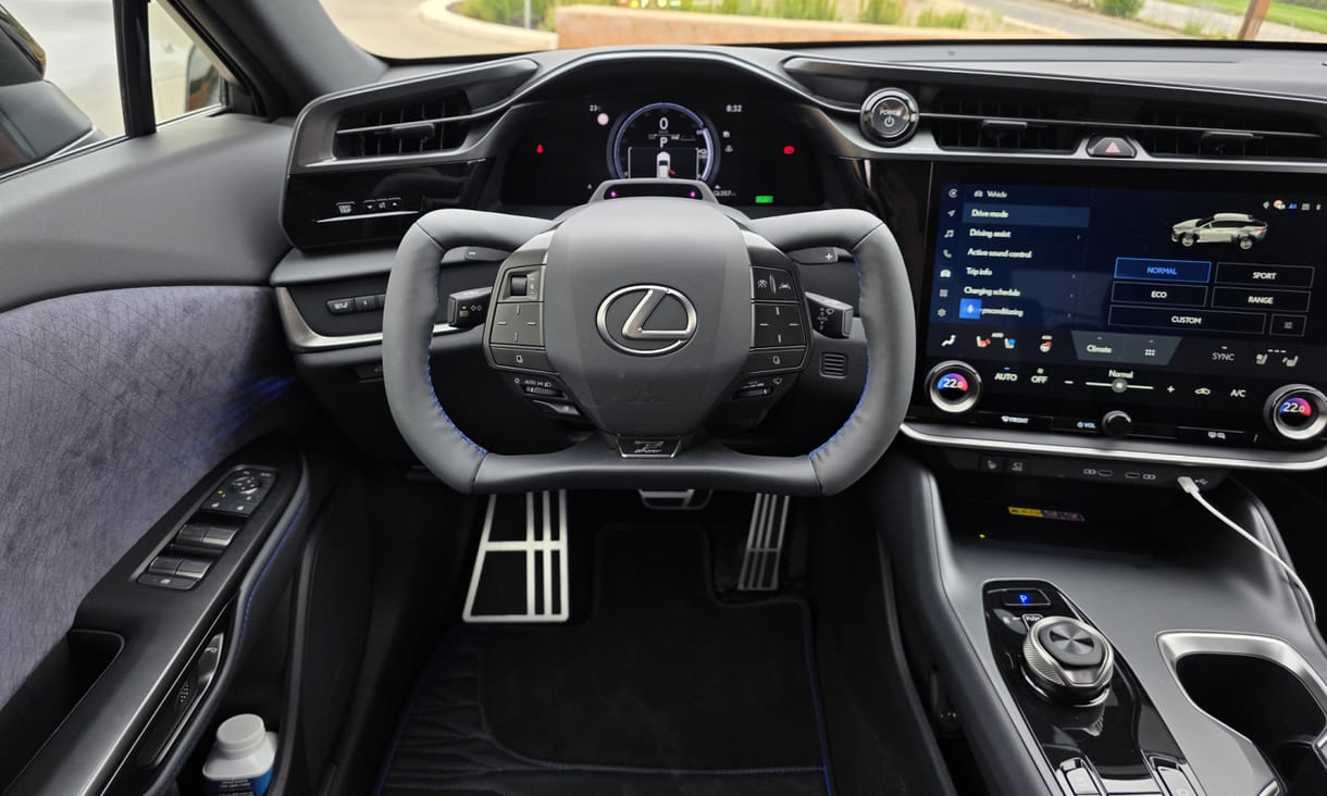 Újra fel kellett találni a kormányt? Vezettük a Lexus űrkormányos, kamu váltós új villanyautóját