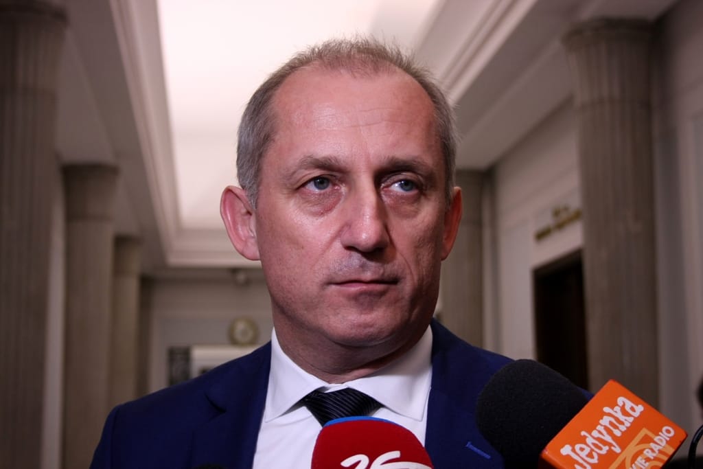 Botrányba keveredett, lemondott a legnagyobb lengyel ellenzéki párt frakcióvezetője