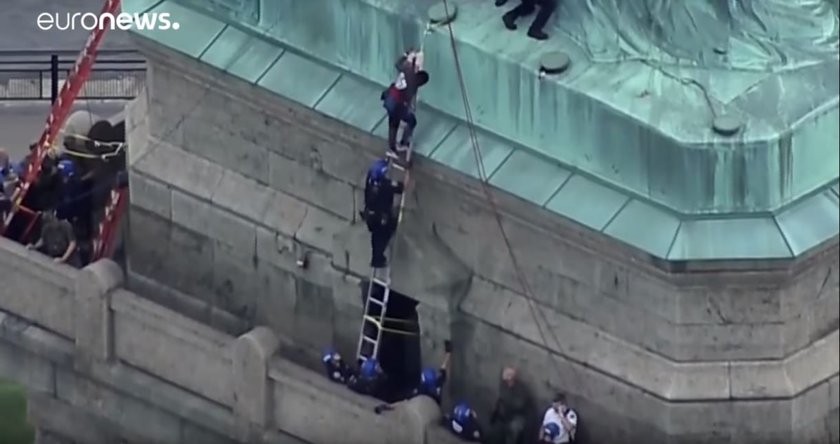 Egy nő felmászott a New York-i Szabadság-szoborra, hogy Trump menekültpolitikája ellen tiltakozzon – videó