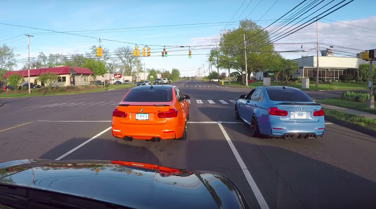 Instant karma: gyorsulási versenyt rendezett két BMW-s, de nem vették észre a mögöttük álló rendőrautót – videó