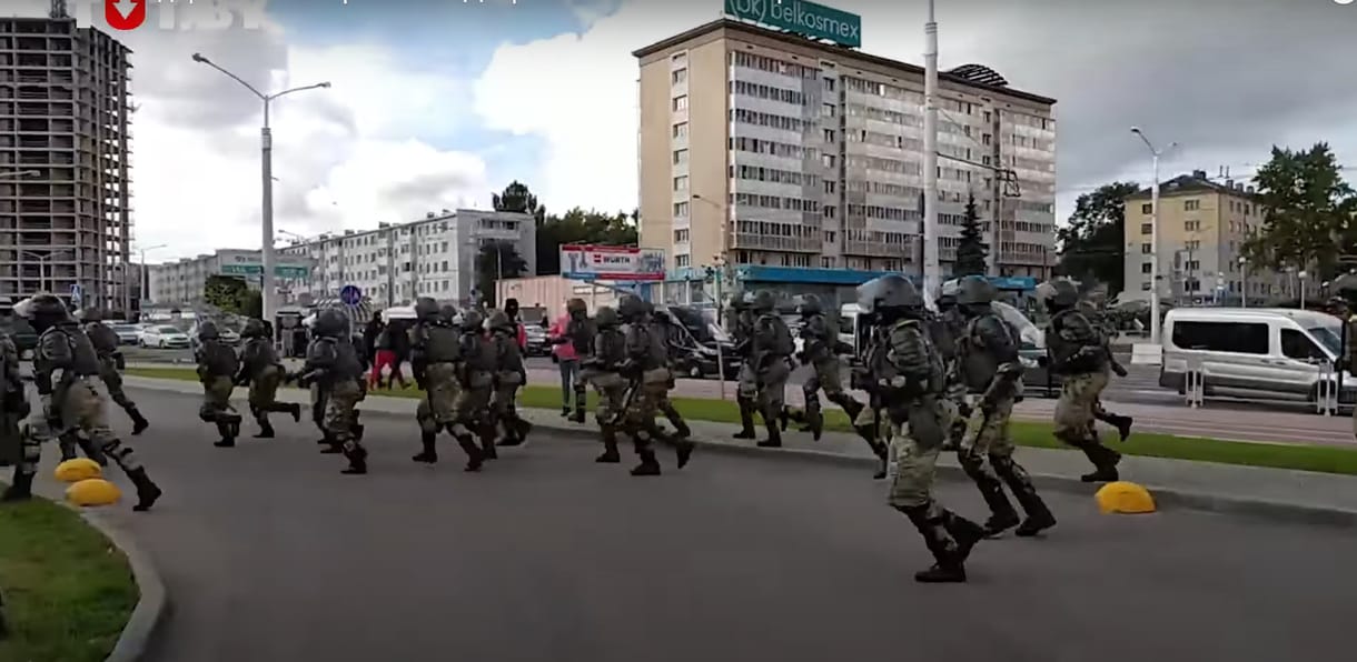 Rohamrendőrök kergetik szét a Lukasenka ellen tüntető tömegeket Fehéroroszországban