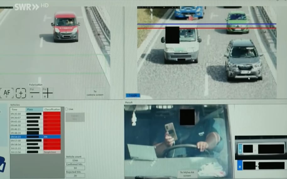Megvakarta a fejét vezetés közben, súlyos bírságot kapott egy sofőr
