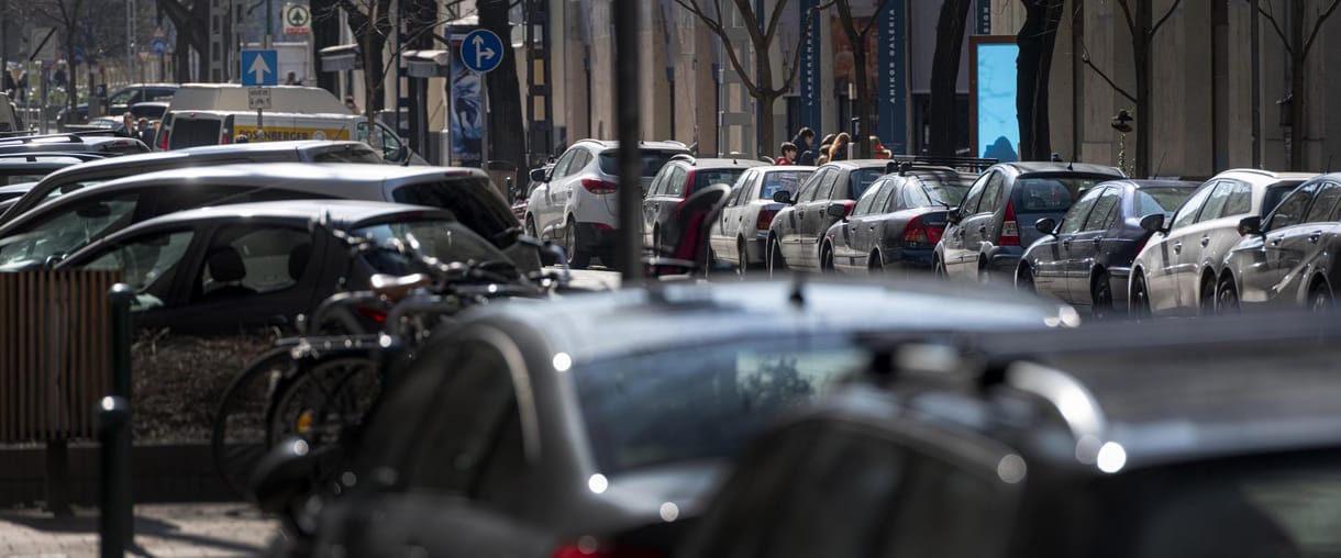Megszavazták: emelkednek a lakossági parkolási díjak Erzsébetvárosban