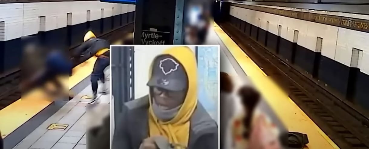 Videón, ahogy minden ok nélkül a metró síneire löknek valakit New Yorkban