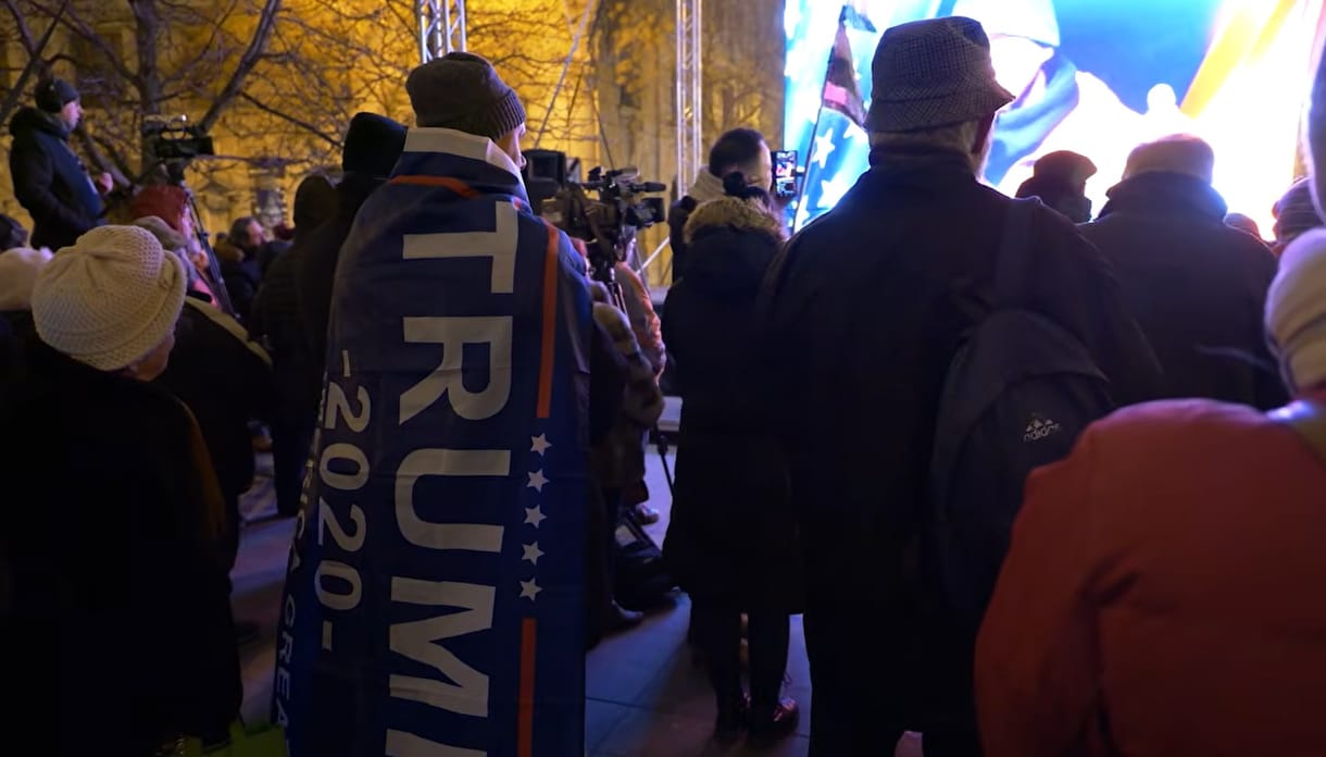 „73 évesen? Csodára várunk” – Bayer Zsolttal és Pataky Attilával ünnepelték Trump eljövetelét a Szabadság téren