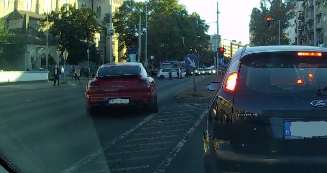 Piroson és gyalogosokon át, forgalommal szemben autózott egy Porsche a Váci úton – videó