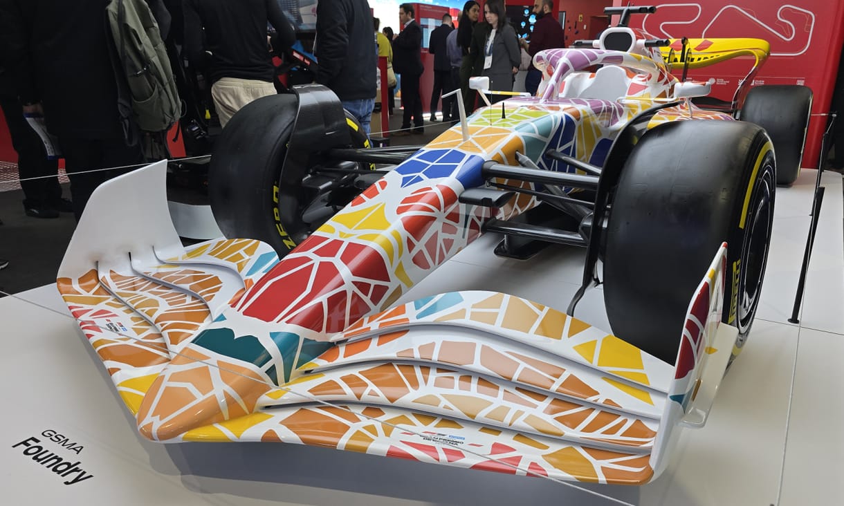 Tekintetmágnes Gaudí dizájnú F1-autó: körbefotóztuk a gyönyörű katalán versenygépet