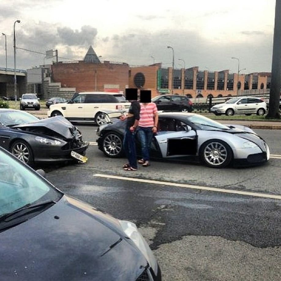 Kárfelvevők álommelója: Aston Martinnal csattant egy Bugatti