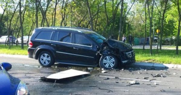 Összetörték a szerb elnök egymillió eurós Mercedesét – fotó