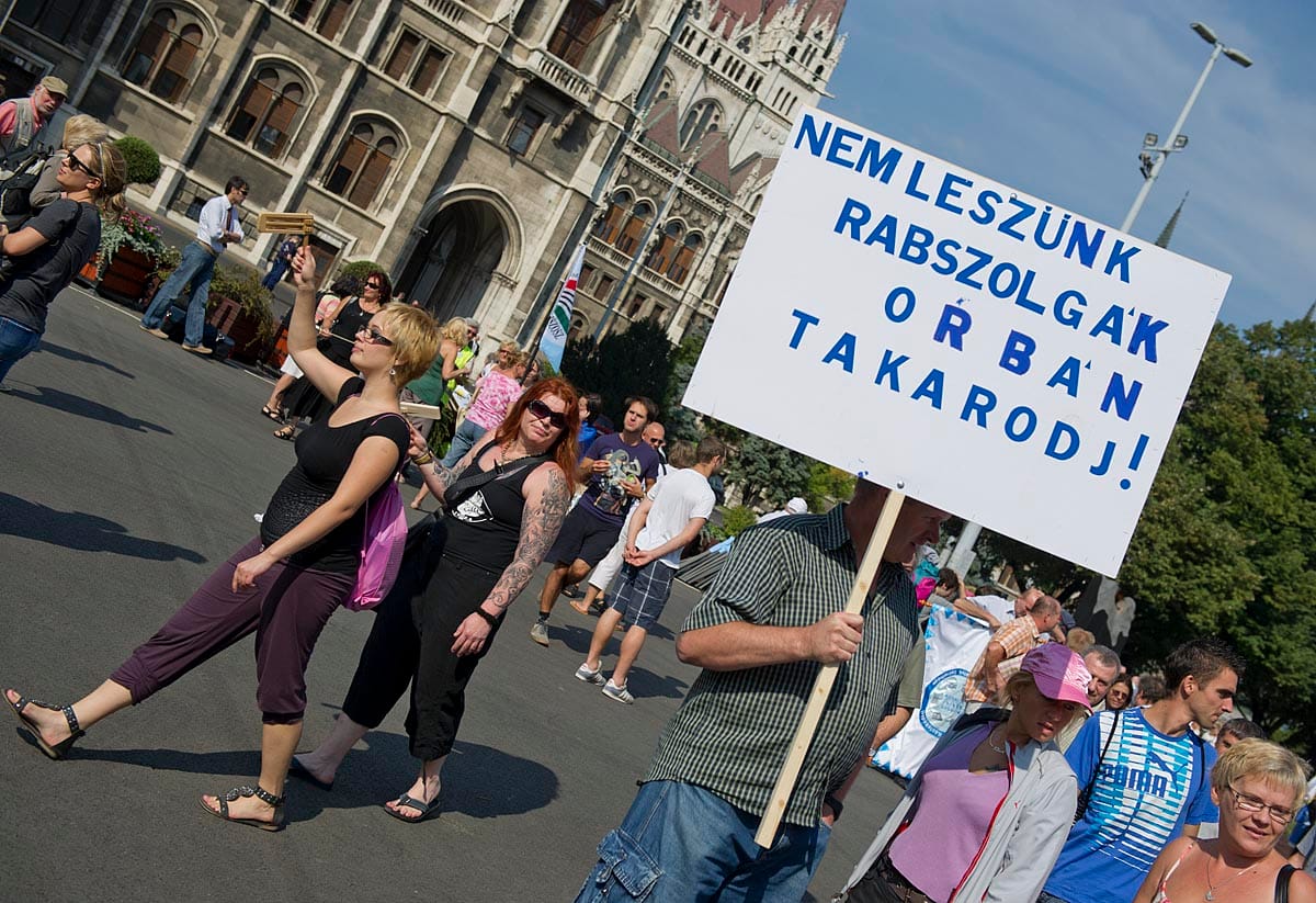 Szakszervezetek tüntetése a Kossuth téren a Kormány intézkedései ellen