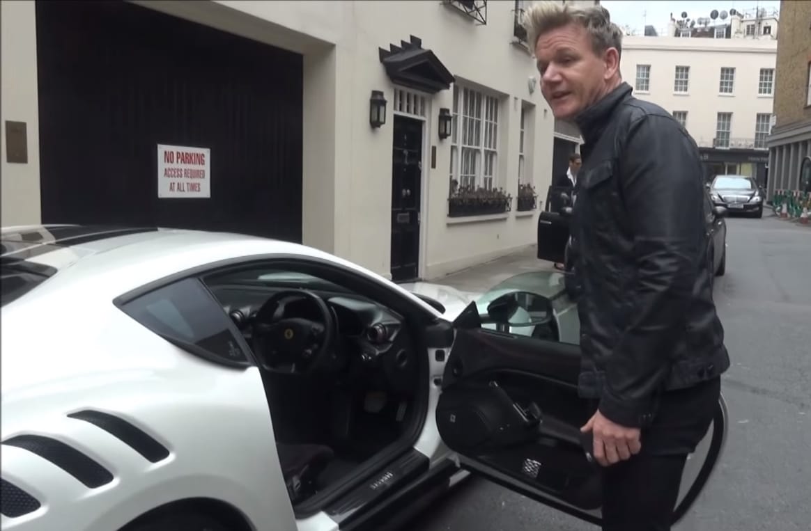 Kemény Ferrarival csapatja Londonban Gordon Ramsay – videó