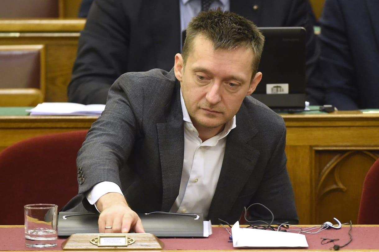 Helikopterezés: Rogán államtitkára válaszolt a miniszterelnöknek Rogánról feltett kérdésekre