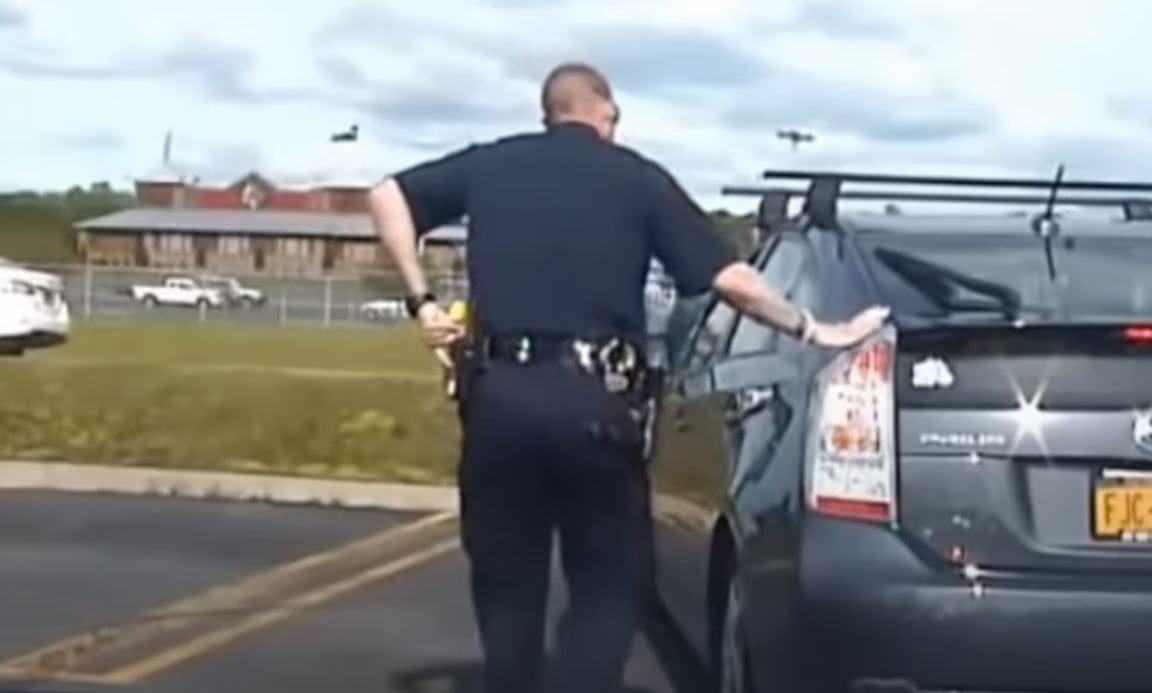 Miért teszik az amerikai rendőrök a kezüket a megállított autók hátsó lámpájára?