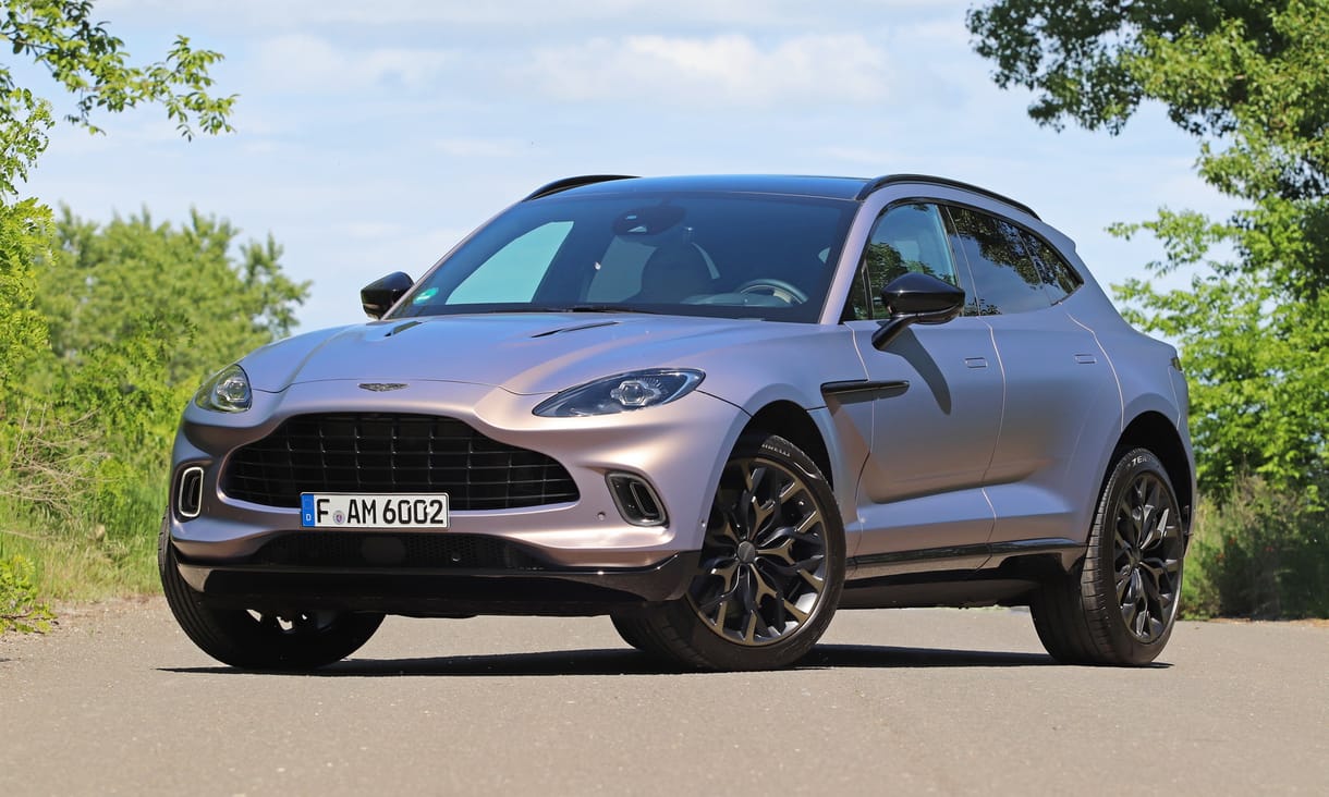 Bokszkesztyű, kék vér, gyerekülés: teszten a 95 millió forintos Aston Martin DBX