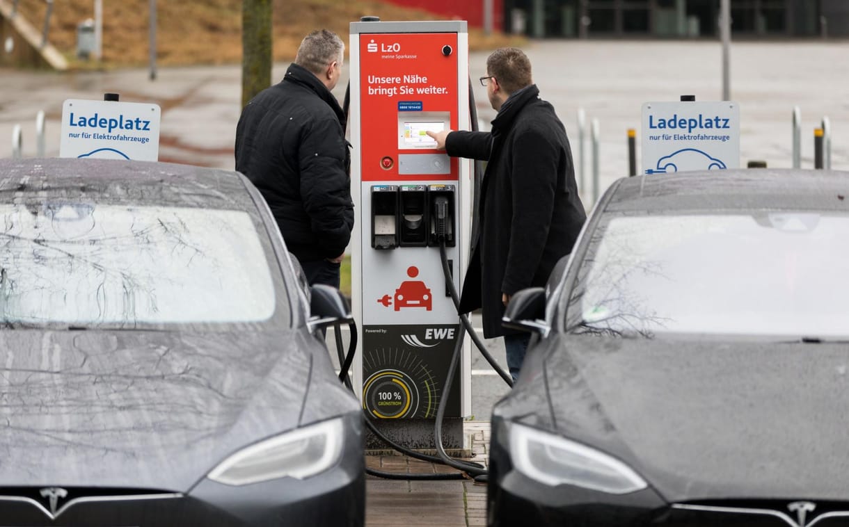 Nem kérdés, hogy a jövő az elektromos autóké, de az áttörésig még kell vagy húsz év