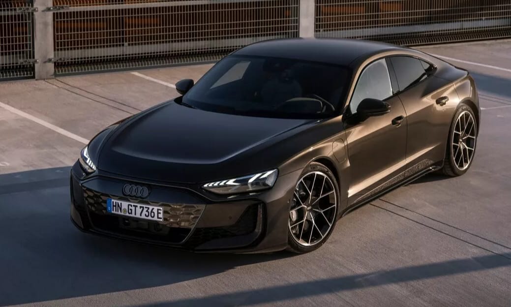 A valaha készült legerősebb Audi spéci fényezéssel támad