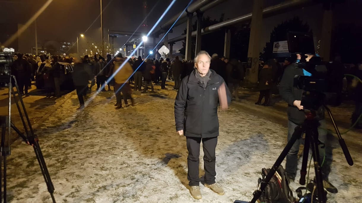 BBC-tudósító: Magyarország benne van a hírekben, az emberek kíváncsiak, mi történik