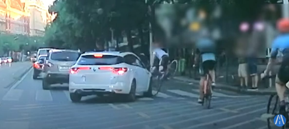 Hatalmasat esett egy bringás, aki elé autós hajtott a Nagykörúton – videó 