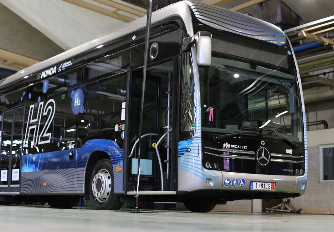 Hidrogénes csuklós busz állt forgalomba Budapesten, ingyen lehet most kipróbálni
