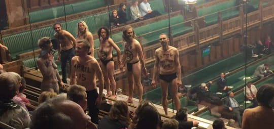 Félmeztelen klímavédők állították le a Brexit-vitát a brit parlamentben – videó