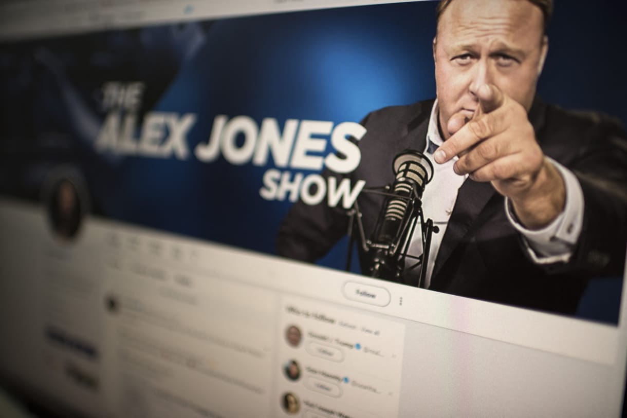 Csődöt jelentett, mégis lehet tízmillió dollárja az összeesküvés-elméletekben utazó Alex Jonesnak