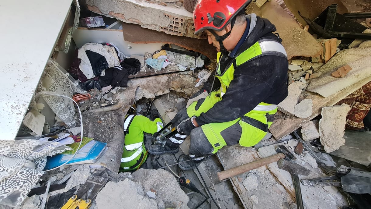 Sikerült kimenteni a romok alól a 15 éves török fiút, akit a magyar mentőcsapatnak sorsára kellett hagynia