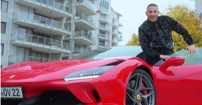 Gáspár Győző új klipjében van egy OV22-es rendszámú Ferrari