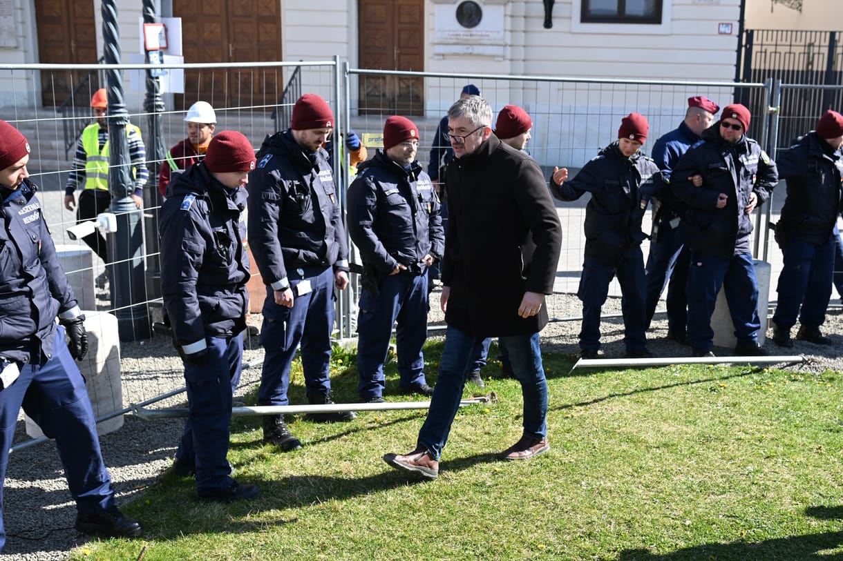 Így vitték el a rendőrök a kordonbontókat – videó