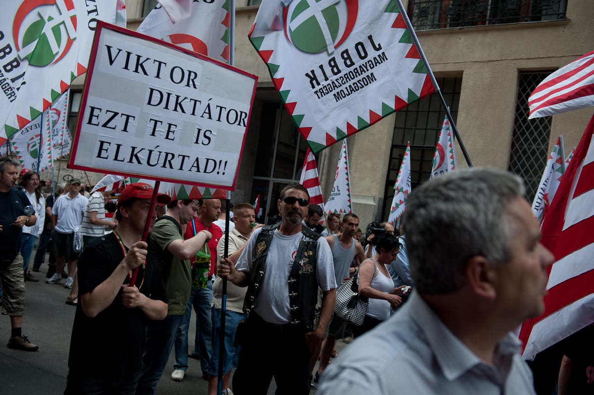 „Semmirekellő embernek tartom önt” - így tüntetett a Jobbik